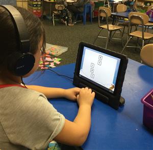Kindergartener on iPad 